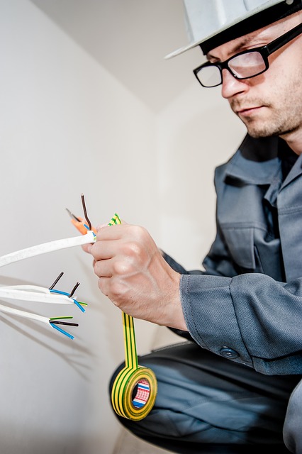 Elektriker bei der Wartung in Köln