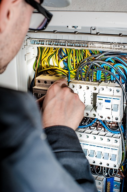 Alte Stromleitungen und Sicherungskästen Elektronotdienst