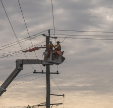 stromnetz_mitarbeiter_hebebuehne_koeln_elektriker.jpg